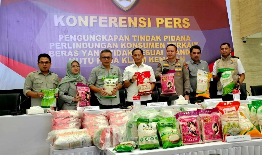 Polri Bongkar Skandal Beras Premium Ilegal Ribuan Kilogram Tak Sesuai Standar Polri Bongkar Skandal Beras Premium Ilegal Ribuan Kilogram Tak Sesuai Standar