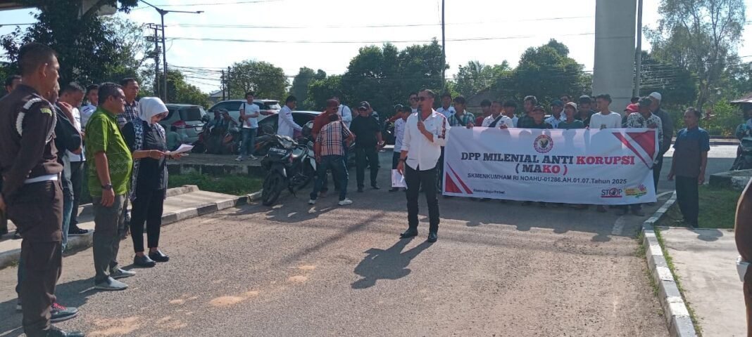 Massa MAKO Lakukan aksi Demo, Terkait Dugaan Korupsi di Desa Mangsang Kecamatan Bayung Lencir Muba Massa MAKO Lakukan aksi Demo, Terkait Dugaan Korupsi di Desa Mangsang Kecamatan Bayung Lencir Muba