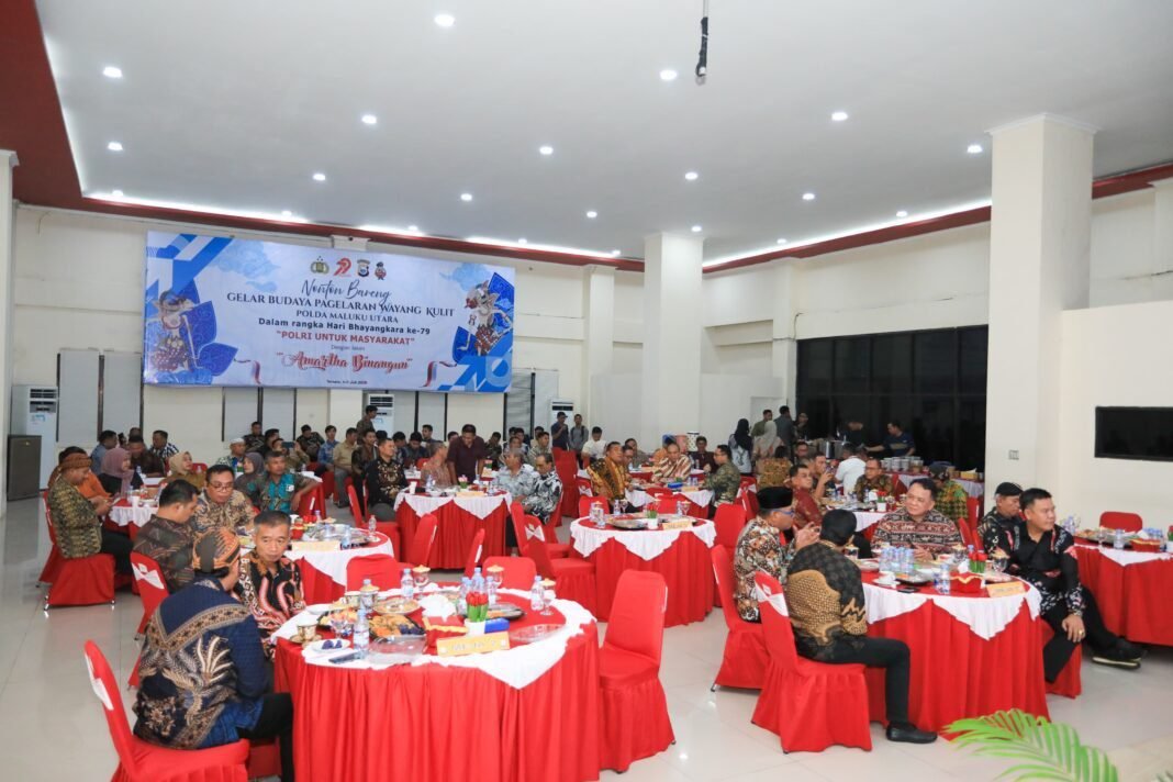 *Kapolda Malut Hadiri Nobar Wayang Kulit Hari Bhayangkara ke-79* *Kapolda Malut Hadiri Nobar Wayang Kulit Hari Bhayangkara ke-79*