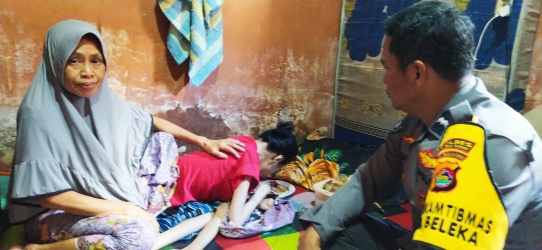 GABUNGAN AKTIVIS LOBAR DAN BHABINKAMTIBMAS SALURKAN BANSOS LANSIA DI DESA BELEKA GABUNGAN AKTIVIS LOBAR DAN BHABINKAMTIBMAS SALURKAN BANSOS LANSIA DI DESA BELEKA