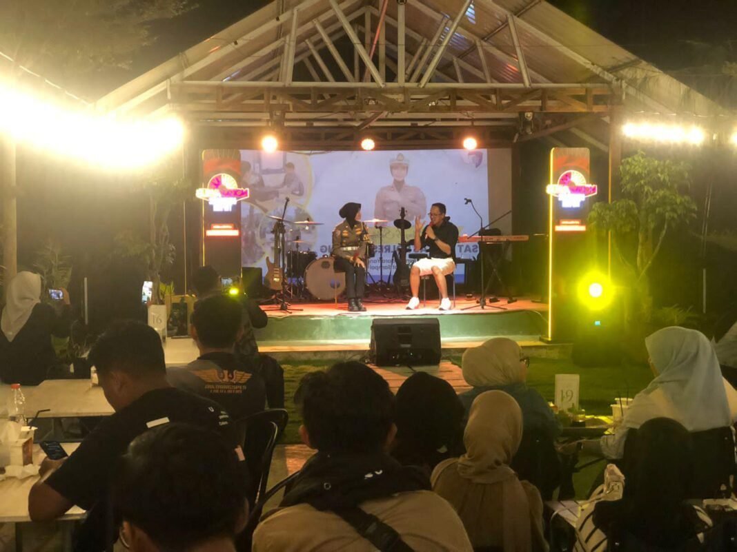 *Satlantas Polres Halteng Sentuh Hati Kaum Muda Lewat “Malam Minggu Bersama Satlantas”* *Satlantas Polres Halteng Sentuh Hati Kaum Muda Lewat “Malam Minggu Bersama Satlantas”*