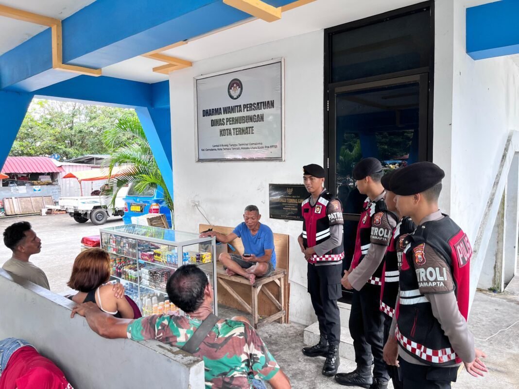 *Wujudkan Kamtibmas Aman, Ditsamapta Polda Malut Intensifkan Patroli di Terminal Gamalama* *Wujudkan Kamtibmas Aman, Ditsamapta Polda Malut Intensifkan Patroli di Terminal Gamalama*