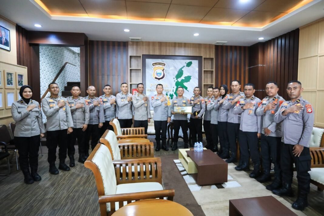 *Silaturahmi Penuh Makna, Kapolda Malut Bekali Perwira SIP 54 dengan Nilai Kepemimpinan* *Silaturahmi Penuh Makna, Kapolda Malut Bekali Perwira SIP 54 dengan Nilai Kepemimpinan*