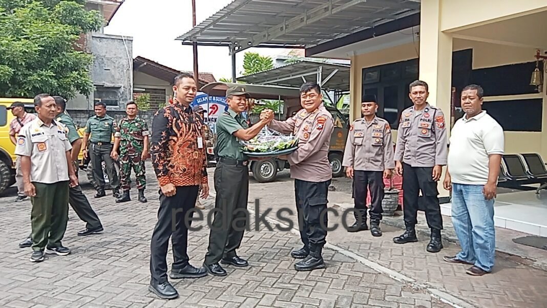 Tumpeng Turun, Canda Naik: Polsek Jombang Bikin HUT Bhayangkara Serasa Reuni Keluarga Besar Tumpeng Turun, Canda Naik: Polsek Jombang Bikin HUT Bhayangkara Serasa Reuni Keluarga Besar