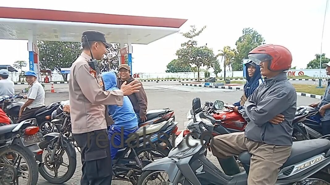 Kapolsek Jombang Imbau Warga Tetap Tenang, Antrian BBM Mulai Berkurang Kapolsek Jombang Imbau Warga Tetap Tenang, Antrian BBM Mulai Berkurang