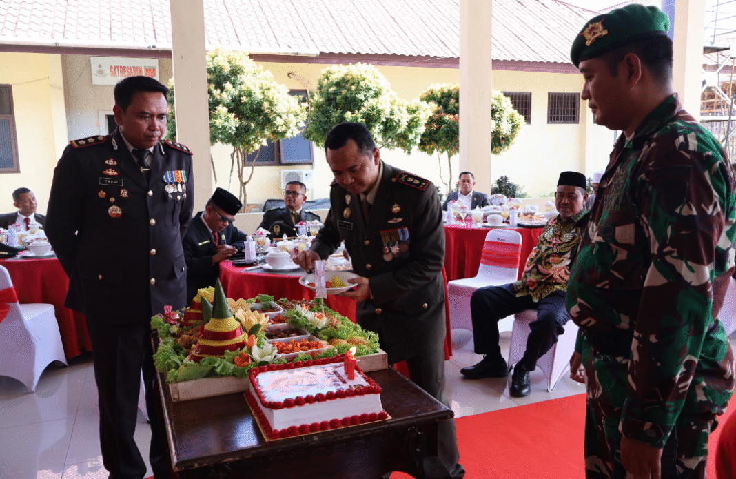 Sinergitas Dari Kodim 0105/Abar di HUT Polri ke-79, Dandim Berikan Tumpeng Kepada Kapolres Sinergitas Dari Kodim 0105/Abar di HUT Polri ke-79, Dandim Berikan Tumpeng Kepada Kapolres