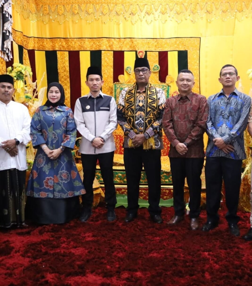 Di Acara Peusijuk Kajari Baru , Bupati Aceh Barat Tarmizi .SP.MM Sebut Bakal Jalin MoU Di Acara Peusijuk Kajari Baru , Bupati Aceh Barat Tarmizi .SP.MM Sebut Bakal Jalin MoU