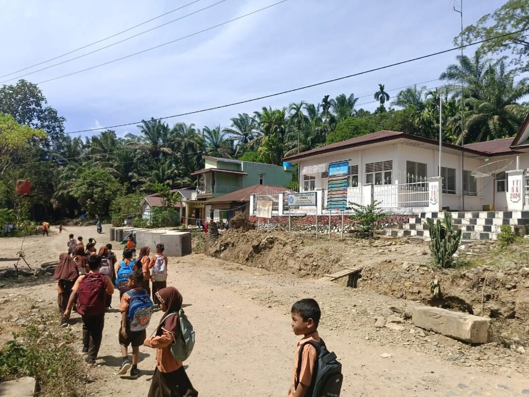 Harapan Warga Sipiongot Paluta: Proyek Jalan Dilanjutkan! Harapan Warga Sipiongot Paluta: Proyek Jalan Dilanjutkan!