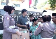 Srikandi Giri Satlantas Polres Gresik Hadir Masyarakat, Jaga Keamanan dan Berbagi Berkah Jumat