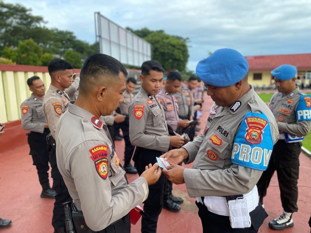 *Tegakkan Disiplin, Polres Halsel cek sikap tampang dan kelengkapan surat anggotanya* *Tegakkan Disiplin, Polres Halsel cek sikap tampang dan kelengkapan surat anggotanya*
