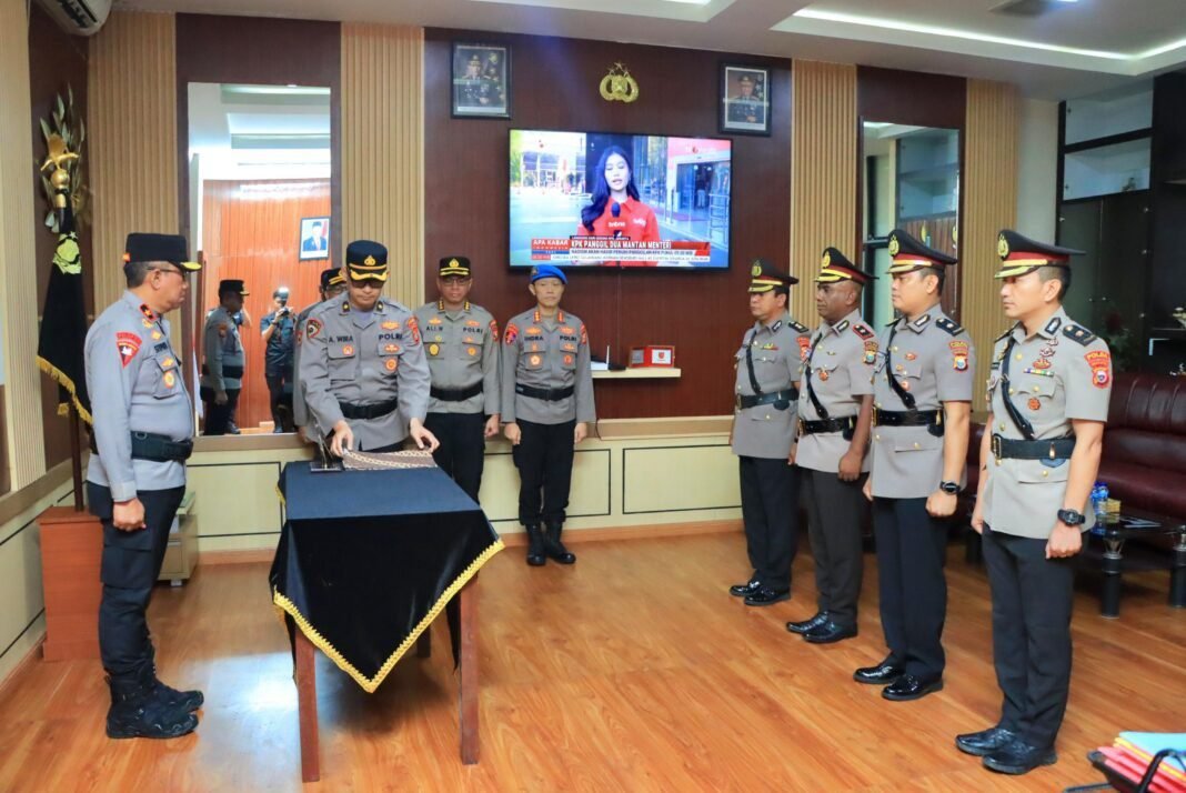 *Wakapolda Maluku Utara Pimpin Sertijab Kayanma dan Koorspripim* *Wakapolda Maluku Utara Pimpin Sertijab Kayanma dan Koorspripim*