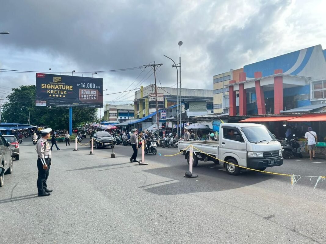 *Tertibkan Parkir Liar, Sat Lantas Polres Ternate Jaga Kelancaran Lalu Lintas* *Tertibkan Parkir Liar, Sat Lantas Polres Ternate Jaga Kelancaran Lalu Lintas*
