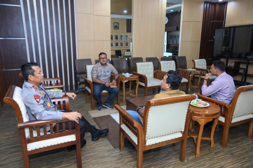 *Sinergi Polda Malut–WALHI: Selamatkan Lingkungan, Tindak Tambang Emas Ilegal* *Sinergi Polda Malut–WALHI: Selamatkan Lingkungan, Tindak Tambang Emas Ilegal*