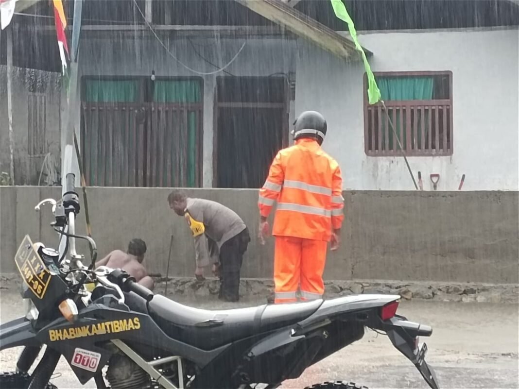 *Bhabinkamtibmas Desa Kou Rayakan Kemerdekaan dengan Aksi Peduli Warga* *Bhabinkamtibmas Desa Kou Rayakan Kemerdekaan dengan Aksi Peduli Warga*