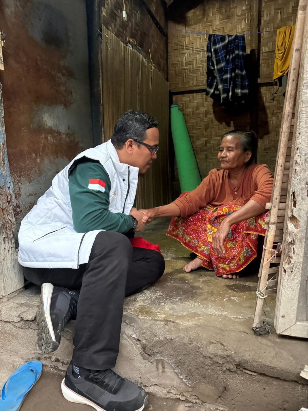 DR. LALU M. IQBAL MURAD KETUA BAZNAS NTB KUNJUNGI RUMAH WARGA MISKIN DI PESENG LOMBOK BARAT DR. LALU M. IQBAL MURAD KETUA BAZNAS NTB KUNJUNGI RUMAH WARGA MISKIN DI PESENG LOMBOK BARAT