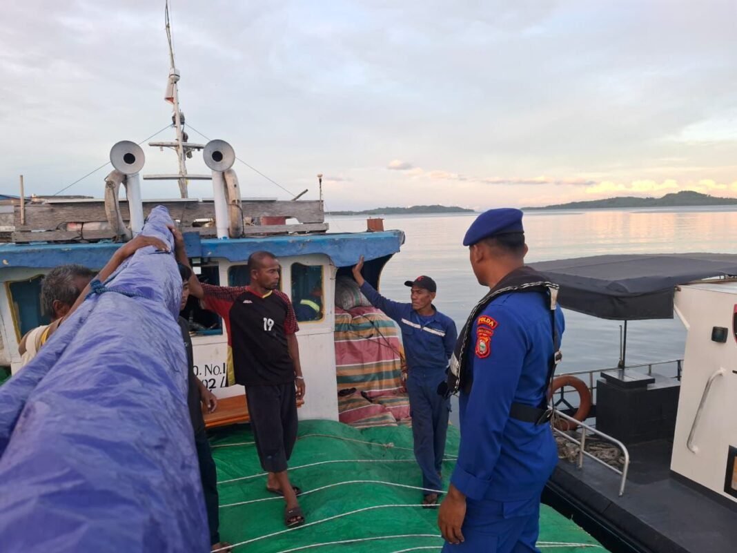 *Pastikan Keselamatan Berlayar, Polairut Polda Malut Gelar Patroli Rutin* *Pastikan Keselamatan Berlayar, Polairut Polda Malut Gelar Patroli Rutin*