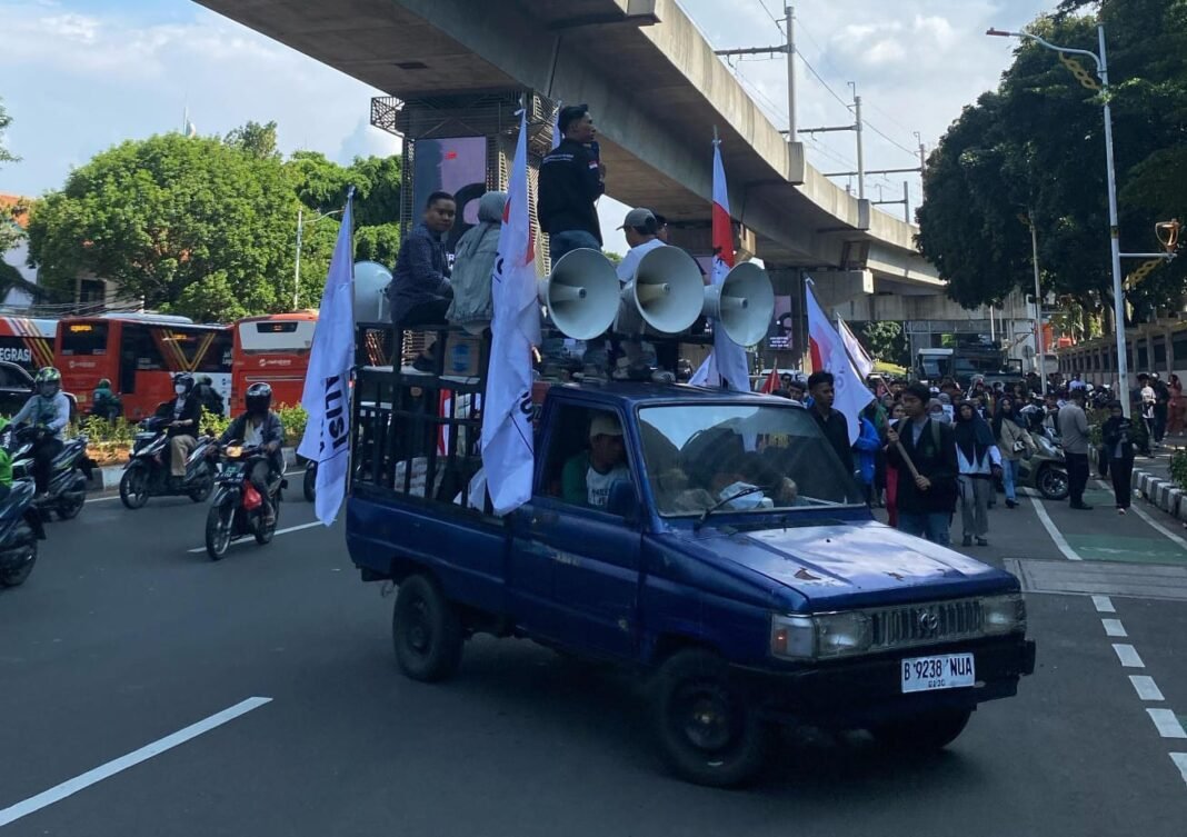 Koalisi Mahasiswa Nusantara (KAMNAS) “Tuntaskan Korupsi JCC, Periksa Semua yang Terlibat!” Koalisi Mahasiswa Nusantara (KAMNAS) “Tuntaskan Korupsi JCC, Periksa Semua yang Terlibat!”