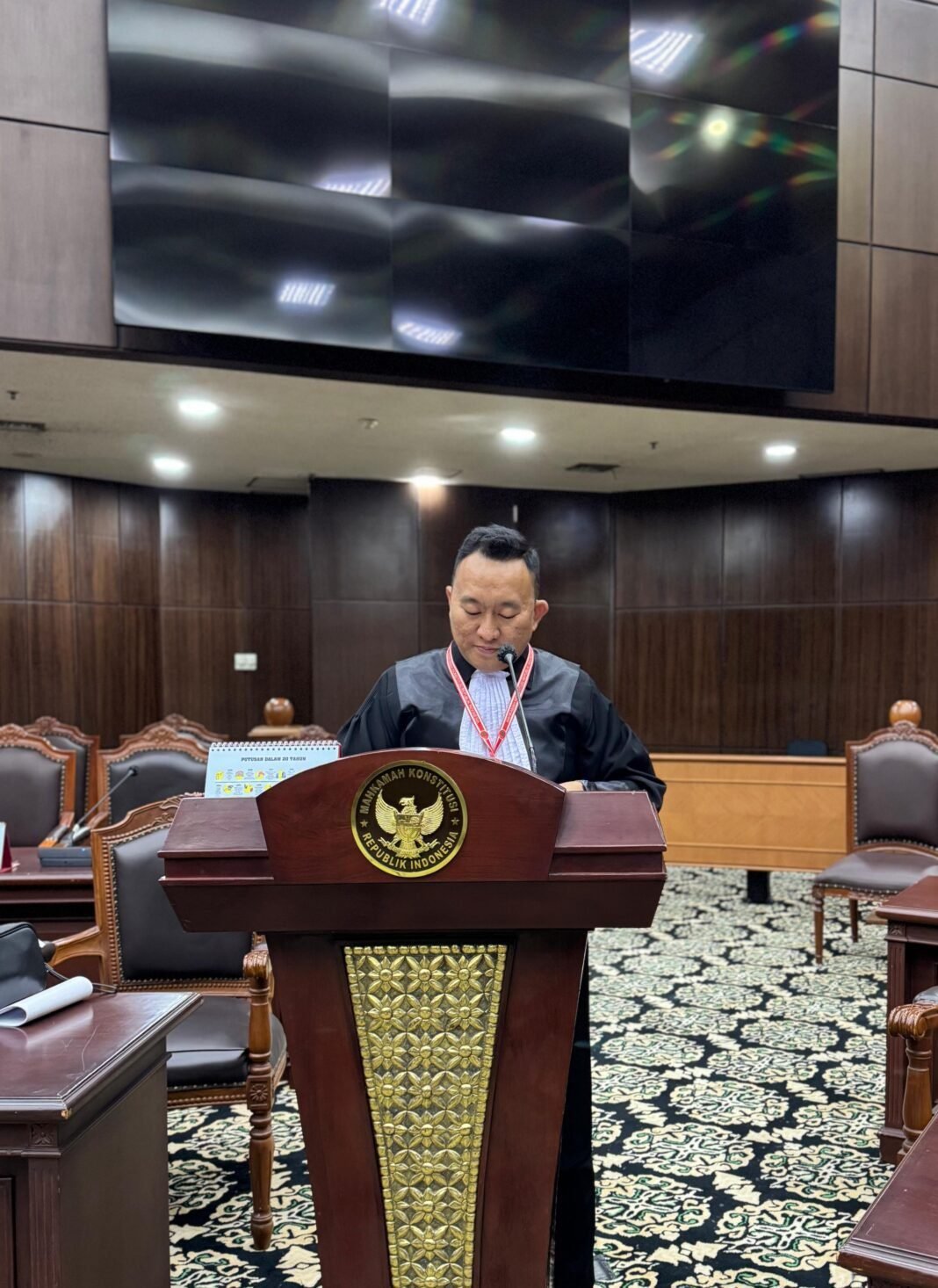 Komunikasi, kepastian hukum, dan pemerataan ekonomi sebagai solusi atas kekisruhan yang terjadi Komunikasi, kepastian hukum, dan pemerataan ekonomi sebagai solusi atas kekisruhan yang terjadi