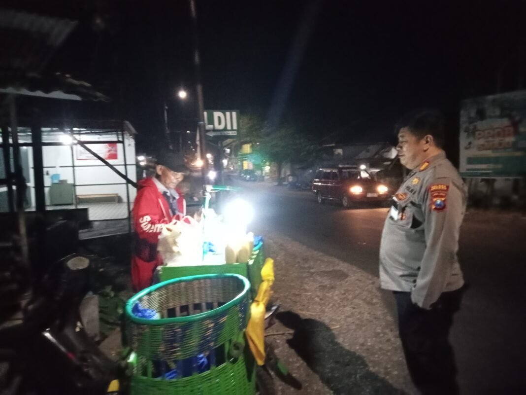 Kapolsek Jombang, AKP Miftahul Huda Berhenti di Tengah Patroli, Borong Jagung Dagangan Bapak Sepuh Kapolsek Jombang, AKP Miftahul Huda Berhenti di Tengah Patroli, Borong Jagung Dagangan Bapak Sepuh