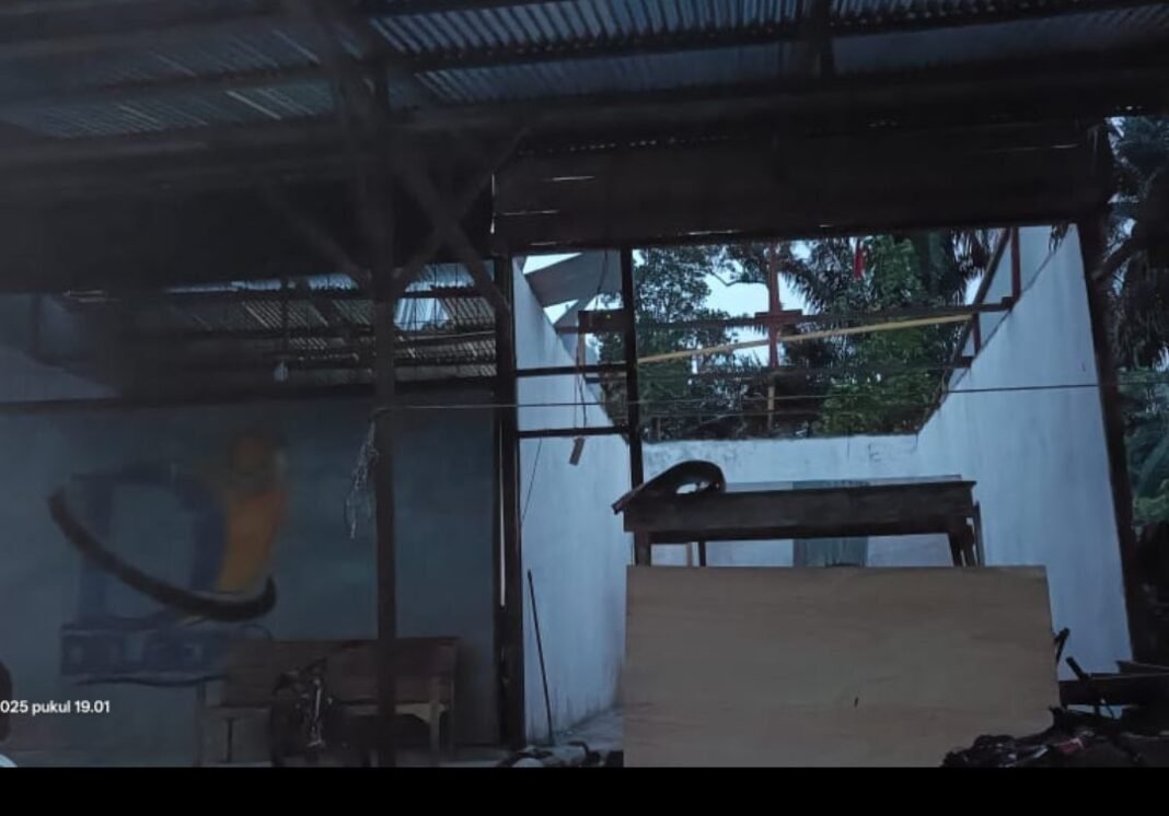 Belasan Rumah Rusak Di Terjang Angin Puting Beliung di Gampong Lhueng Tho Kecamatan Woyla Belasan Rumah Rusak Di Terjang Angin Puting Beliung di Gampong Lhueng Tho Kecamatan Woyla