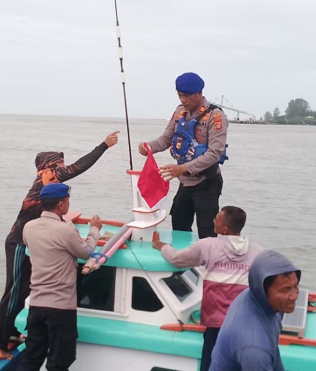 Sambut HUT RI ke 80 Satpolairud Lakukan Patroli dan Bagikan Bendera Merah Putih Kepada Nelayan Sambut HUT RI ke 80 Satpolairud Lakukan Patroli dan Bagikan Bendera Merah Putih Kepada Nelayan