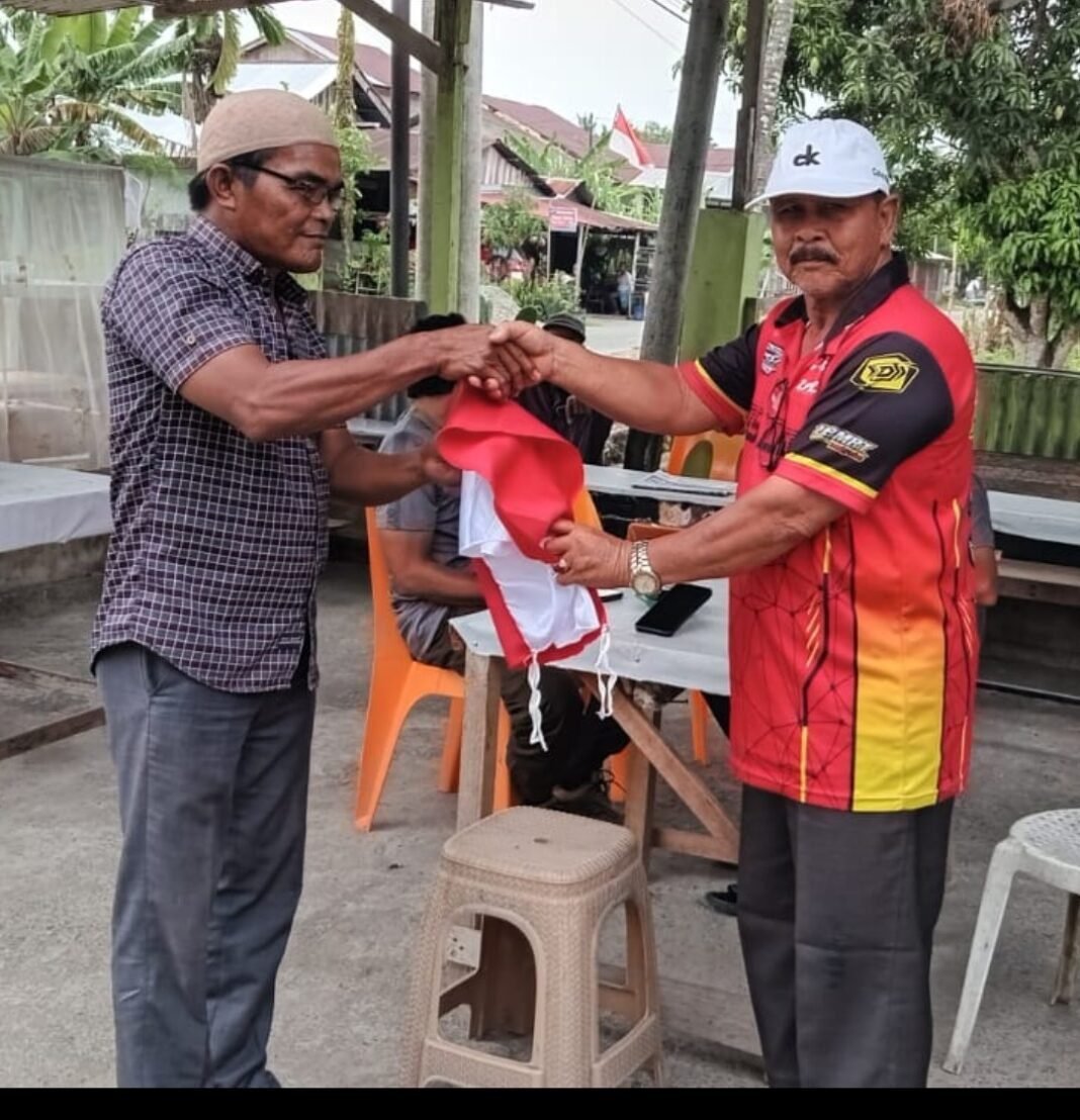 Semarak HUT RI ke 80,Ketua PD IWO Aceh Barat Bagikan Bendera Merah Putih Kepada Warga Semarak HUT RI ke 80,Ketua PD IWO Aceh Barat Bagikan Bendera Merah Putih Kepada Warga