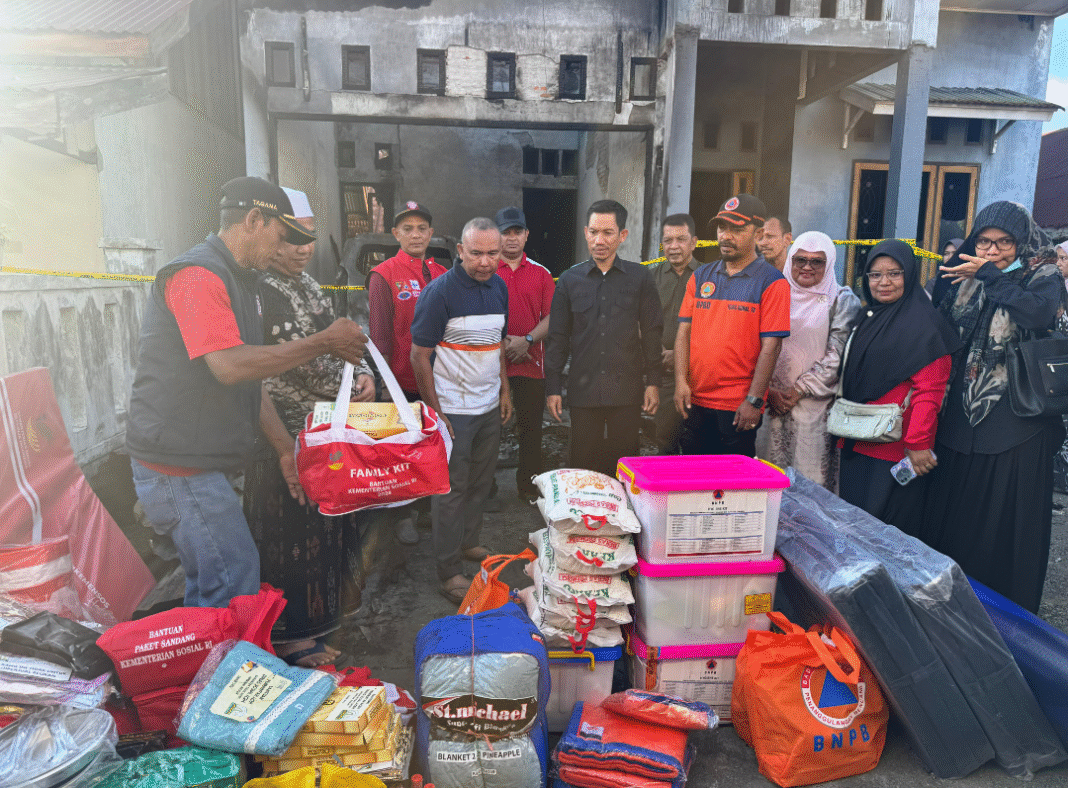Bupati Aceh Barat Serahkan Bantuan Masa Panik Kepada Korban Kebakaran di Gampong Seneubok Bupati Aceh Barat Serahkan Bantuan Masa Panik Kepada Korban Kebakaran di Gampong Seneubok