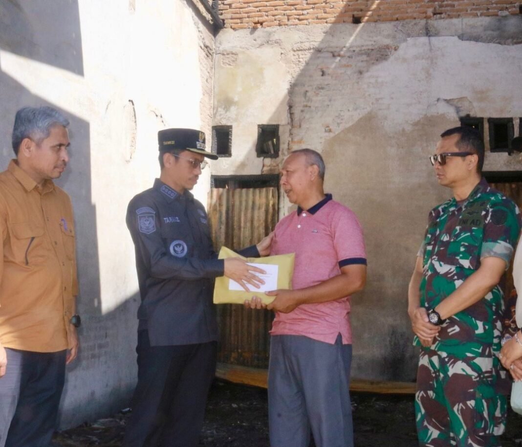 Bupati Aceh Barat Serahkan Bantuan Kepada ASN Korban Kebakaran Seuneubok Bupati Aceh Barat Serahkan Bantuan Kepada ASN Korban Kebakaran Seuneubok