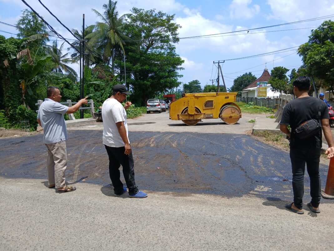 PLTU JERANJANG PERBAIKI JALAN DAN JEMBATAN DEPAN KANTOR DESA TAMAN AYU PLTU JERANJANG PERBAIKI JALAN DAN JEMBATAN DEPAN KANTOR DESA TAMAN AYU