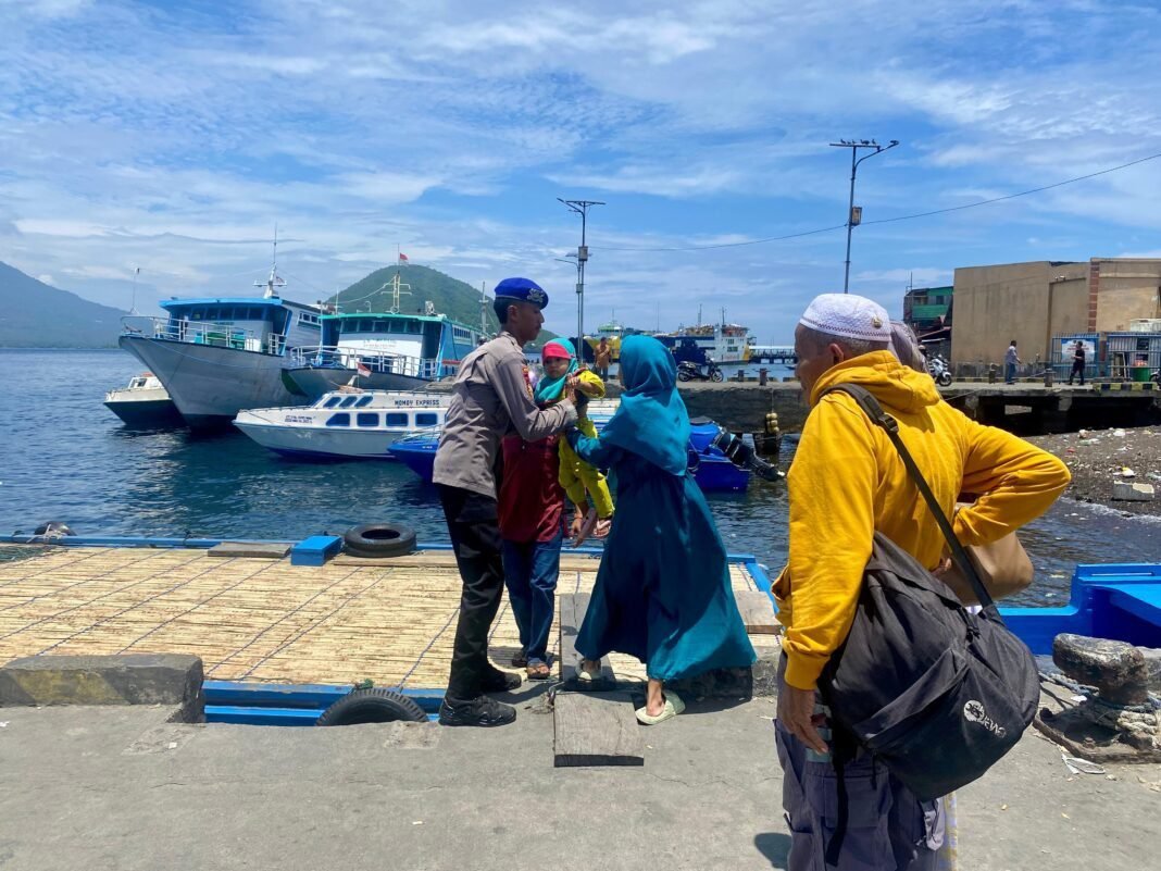 Polairud Polda Malut Gelar Patroli di Dermaga Bastiong* Polairud Polda Malut Gelar Patroli di Dermaga Bastiong*