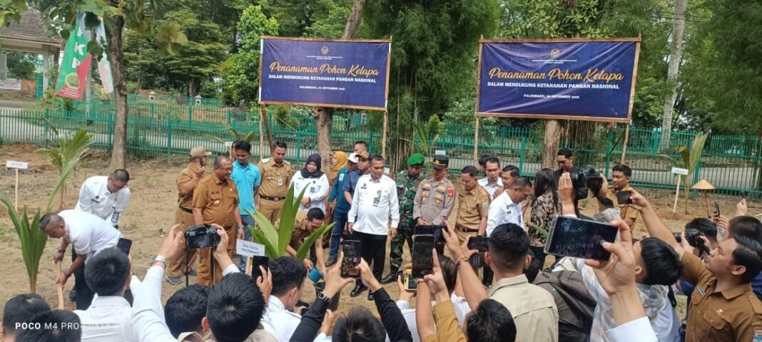 Sinergi TNI dan Pemkot Palembang: Danramil Makrayu Ikuti Penanaman Pohon Kelapa Serentak Sinergi TNI dan Pemkot Palembang: Danramil Makrayu Ikuti Penanaman Pohon Kelapa Serentak