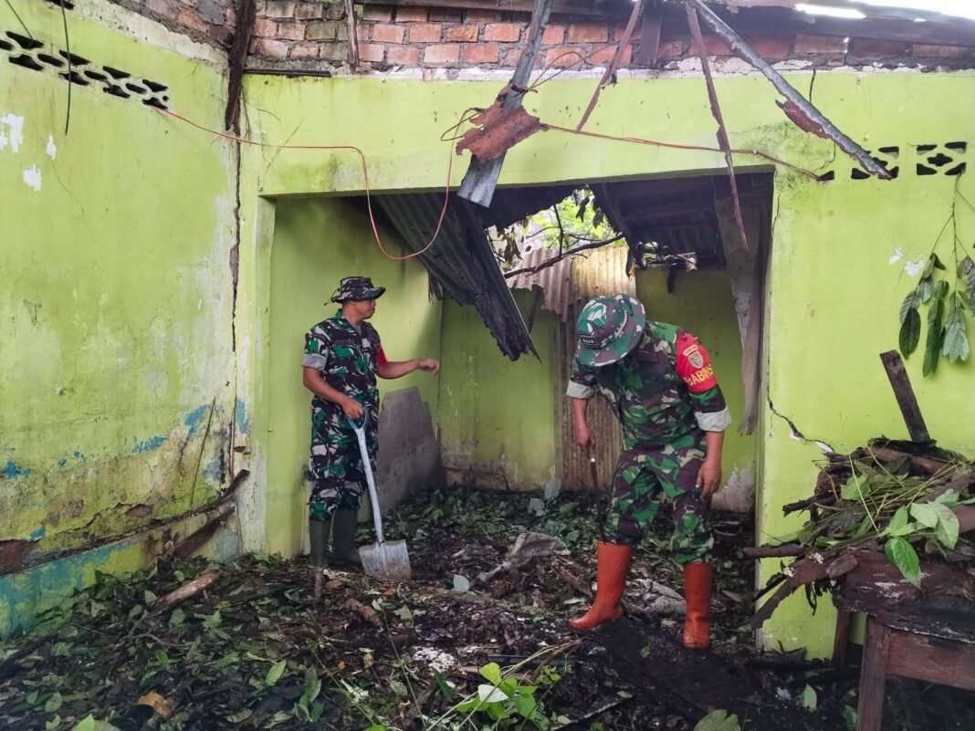 Danramil 01/Makrayu Pimpin Gotong Royong Jumat Bersih di SDN 31 Palembang Danramil 01/Makrayu Pimpin Gotong Royong Jumat Bersih di SDN 31 Palembang