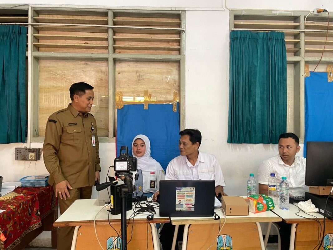 Disdukcapil Jember Hadirkan “Jempol Disko” di Sekolah, Ratusan Siswa Rekam KTP-el Disdukcapil Jember Hadirkan “Jempol Disko” di Sekolah, Ratusan Siswa Rekam KTP-el