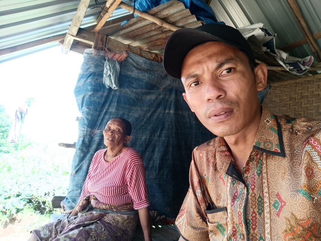 SALBIAH MENUNGGU BANTUAN: LANSIA DUSUN GEREBEGAN TINGGAL DI RUMAH HAMPIR ROBOH SALBIAH MENUNGGU BANTUAN: LANSIA DUSUN GEREBEGAN TINGGAL DI RUMAH HAMPIR ROBOH