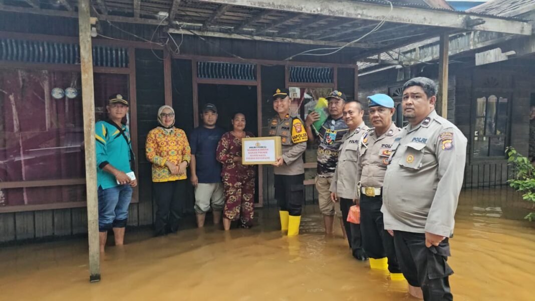 Kecamatan Manis Mata Terdampak Banjir, TNI-Polri Dan BPBD Bergerak Cepat Salurkan Bantuan* Kecamatan Manis Mata Terdampak Banjir, TNI-Polri Dan BPBD Bergerak Cepat Salurkan Bantuan*