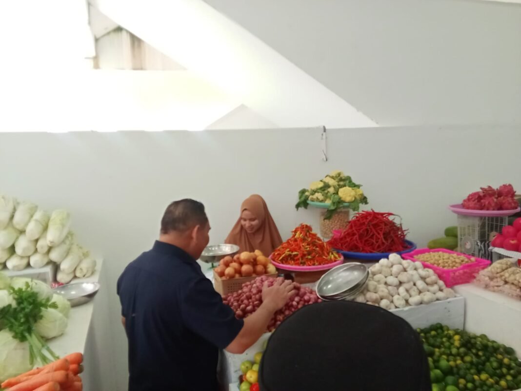 Kunjungi Pasar Rakyat Tumburuni, Bupati Temukan Sayur dan Bumbu Dapur Banyak Berasal dari Luar. Kunjungi Pasar Rakyat Tumburuni, Bupati Temukan Sayur dan Bumbu Dapur Banyak Berasal dari Luar.