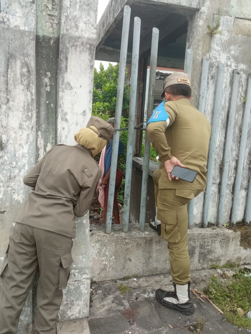 Sigap! Satpol-PP Jember Amankan Wanita ODGJ Beraksi di Jalan Raya Sigap! Satpol-PP Jember Amankan Wanita ODGJ Beraksi di Jalan Raya