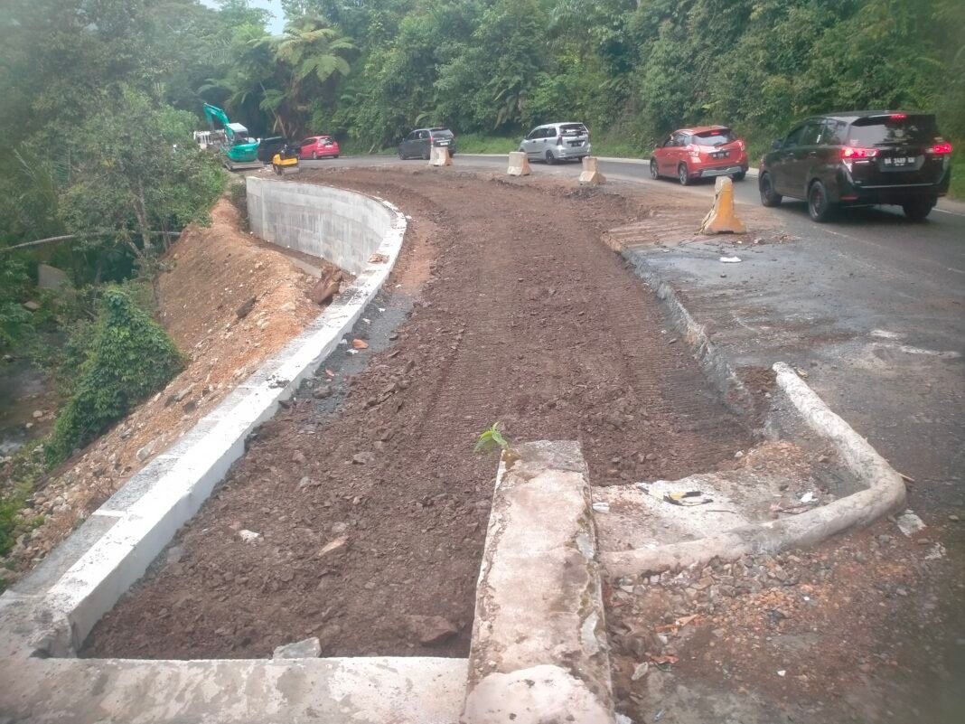 Jalan Longsor Siguntur Segera Pulih Akib Rahman ST: Tinggal Lagi Pengaspalan Bahu Jalan Jalan Longsor Siguntur Segera Pulih Akib Rahman ST: Tinggal Lagi Pengaspalan Bahu Jalan