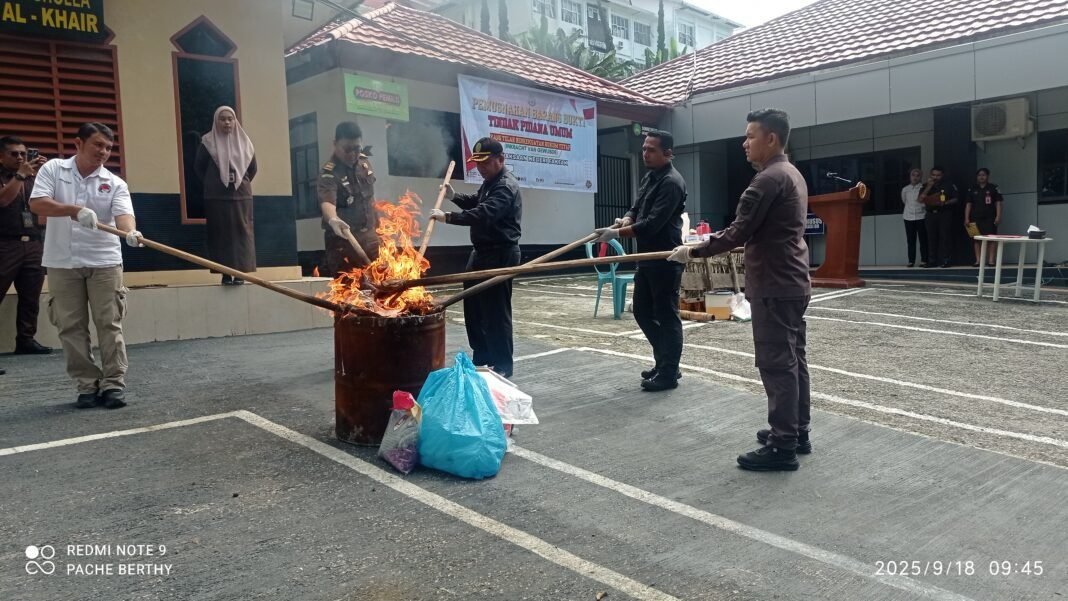 Kejaksaan Negeri Fakfak Musnahkan Barang Bukti : Wujud Nyata Penegakan Hukum. Kejaksaan Negeri Fakfak Musnahkan Barang Bukti : Wujud Nyata Penegakan Hukum.