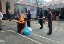 Kejaksaan Negeri Fakfak Musnahkan Barang Bukti : Wujud Nyata Penegakan Hukum.