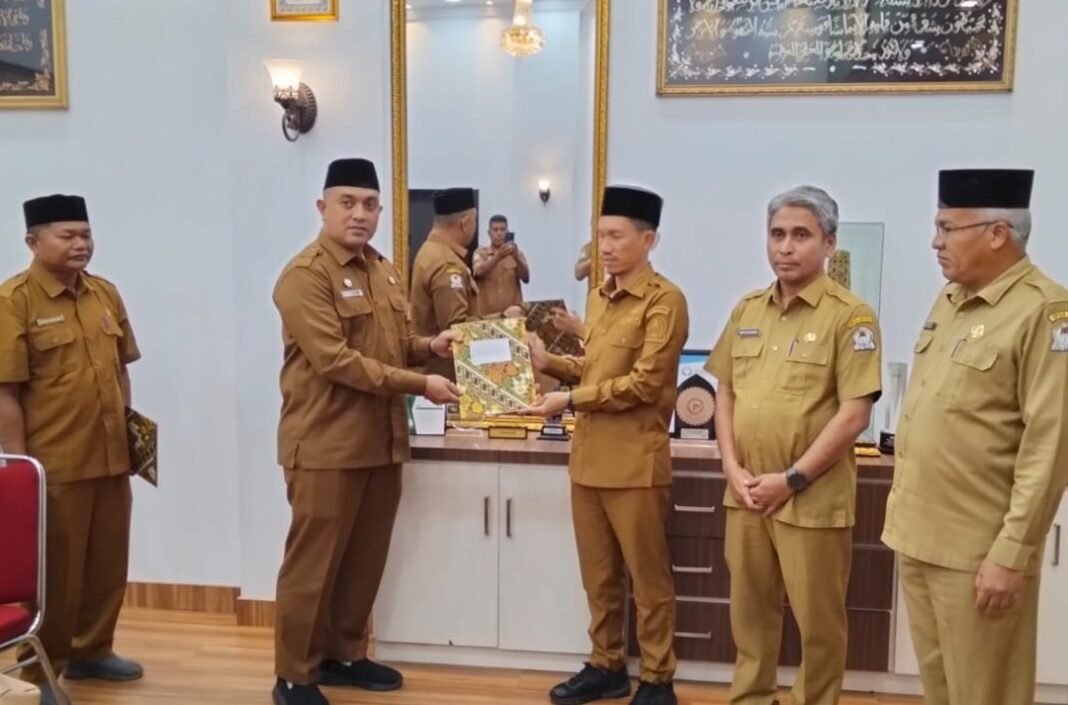 Bupati Tarmizi Serahkan SK Kepada Dua Pejabat Di Lingkup Pemkab Aceh Barat Bupati Tarmizi Serahkan SK Kepada Dua Pejabat Di Lingkup Pemkab Aceh Barat