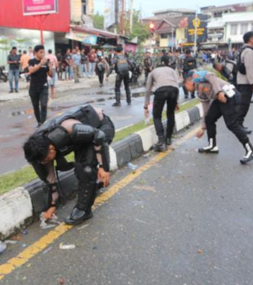 Kapolres Abar Instruksikan Personil Polres Bersihkan Sampah Pasca Aksi Unjuk Rasa Di Depan DPRK Kapolres Abar Instruksikan Personil Polres Bersihkan Sampah Pasca Aksi Unjuk Rasa Di Depan DPRK