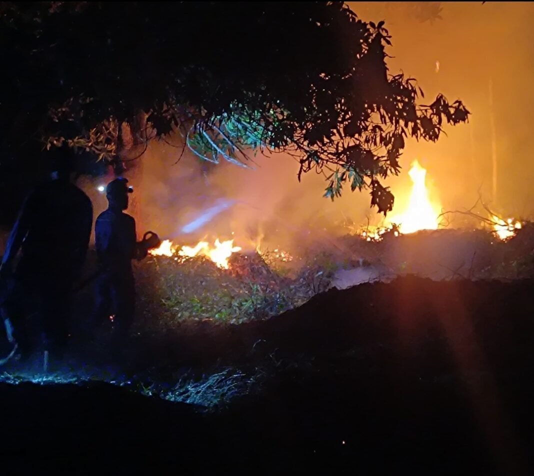 Tim BPBD Aceh Barat Di Bantu TNI -Polri Dan Warga Berhasil Padamkan Kebakaran Lahan Di Seuneubok Tim BPBD Aceh Barat Di Bantu TNI -Polri Dan Warga Berhasil Padamkan Kebakaran Lahan Di Seuneubok