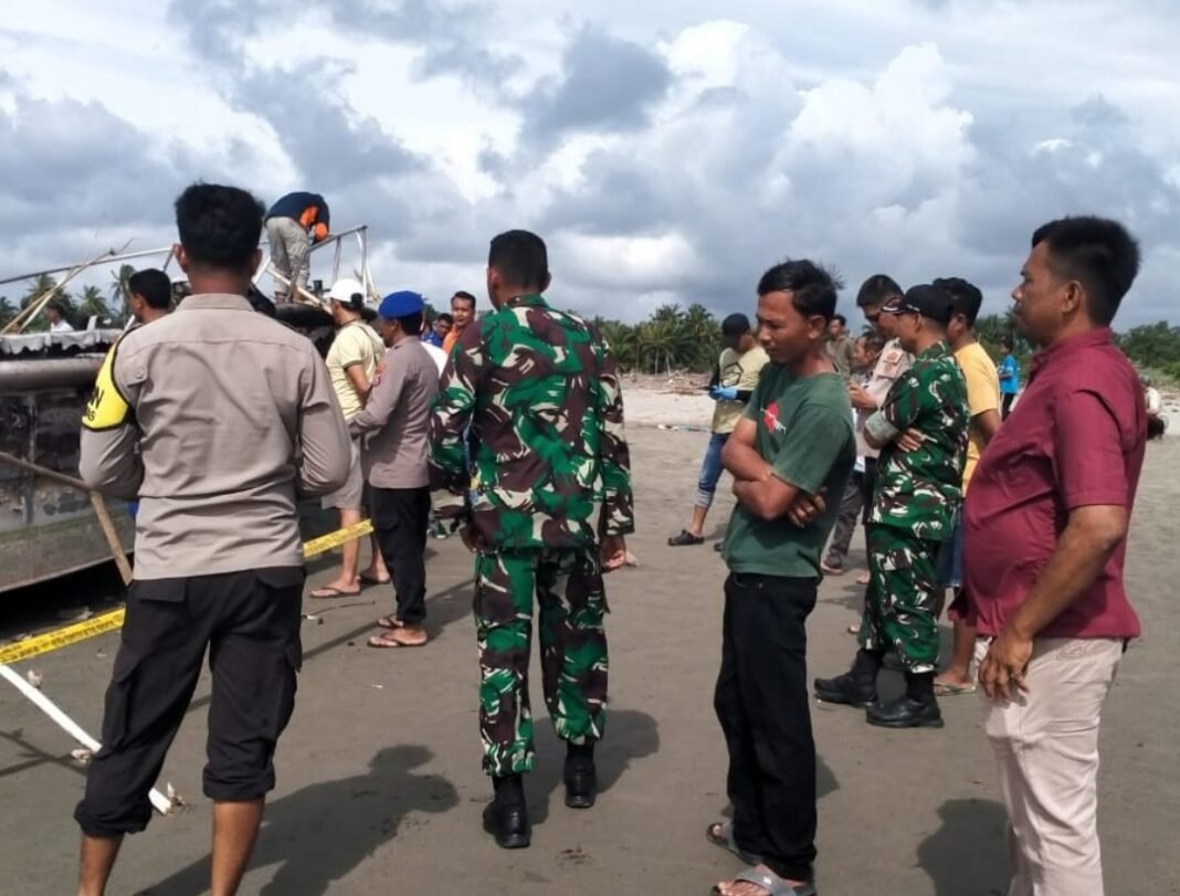 Operasi Pengawasan Mini Trawl Di Pesisir Selatan Berujung Pembakaran Armada Milik KKP Operasi Pengawasan Mini Trawl Di Pesisir Selatan Berujung Pembakaran Armada Milik KKP