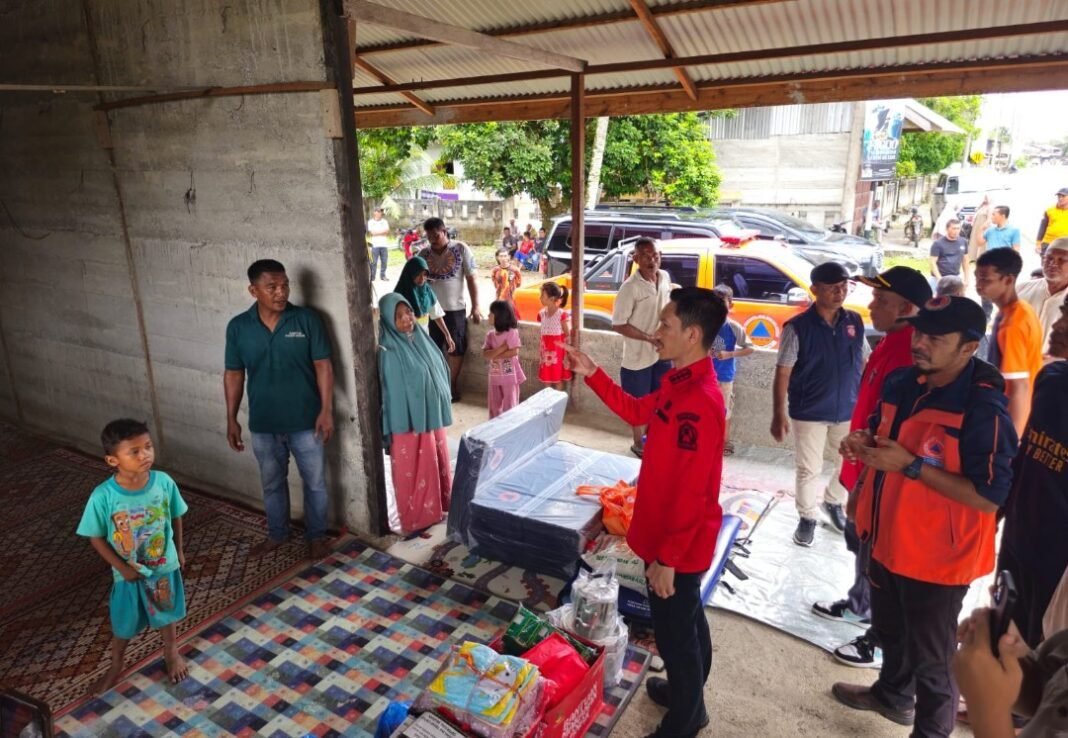 Bupati Aceh Barat Serahkan Bantuan Kepada Korban Kebakaran Warga Padang Sikabu Kecamatan Kaway XVI Bupati Aceh Barat Serahkan Bantuan Kepada Korban Kebakaran Warga Padang Sikabu Kecamatan Kaway XVI