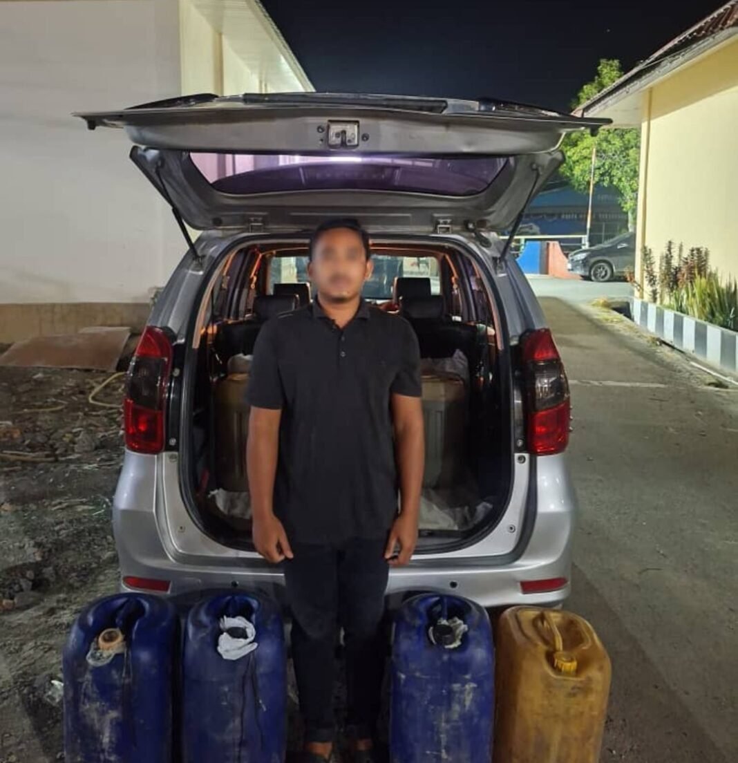 Polres Aceh Barat Ringkus Mahasiswa Di Duga Edarkan BBM Subsidi Menggunakan Mobil Modifikasi Polres Aceh Barat Ringkus Mahasiswa Di Duga Edarkan BBM Subsidi Menggunakan Mobil Modifikasi