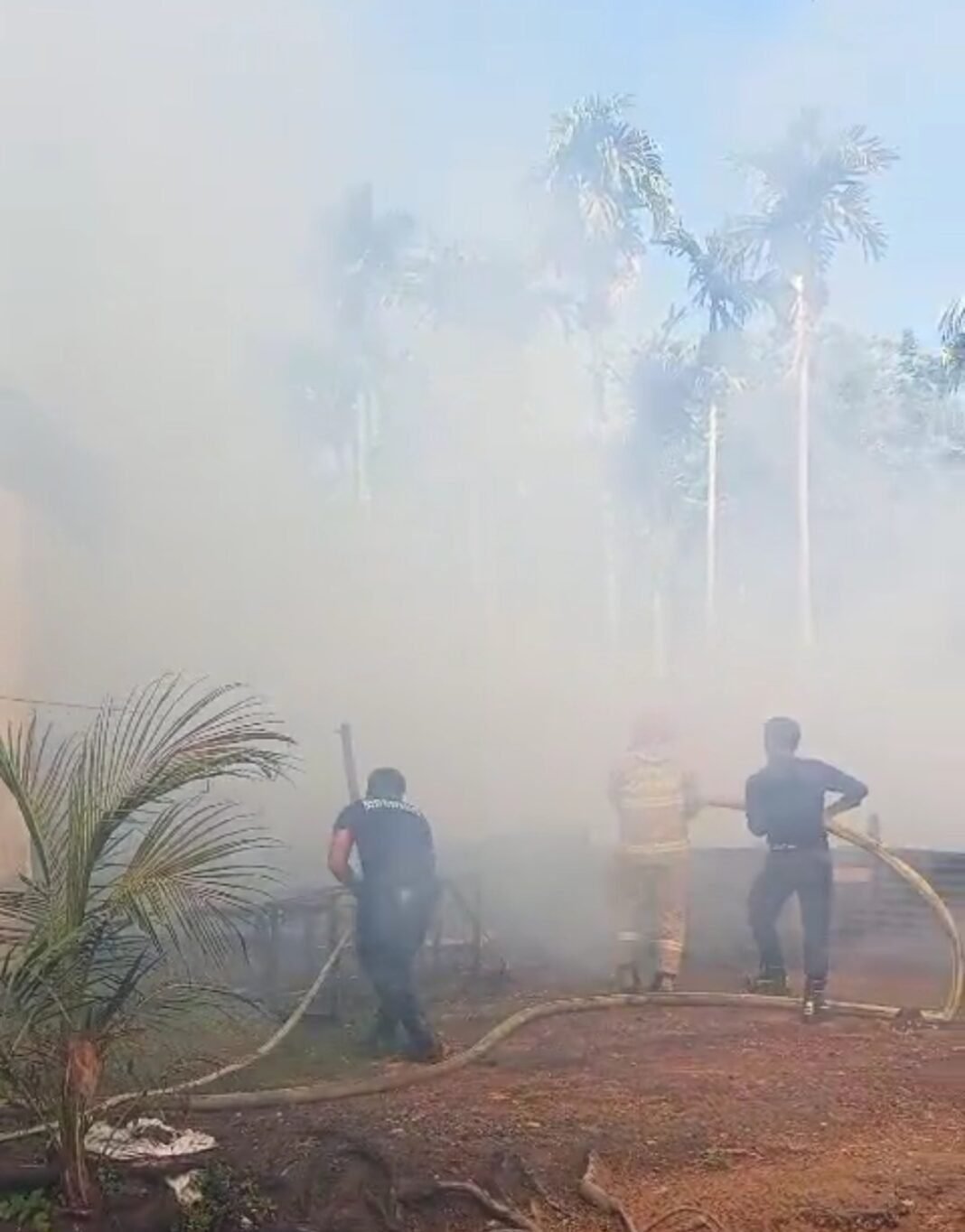 Kebakaran Kembali Terjadi,Kali Ini Menimpa Rumah Warga Suak Ribe,Kerugian Ditaksir 200 juta Kebakaran Kembali Terjadi,Kali Ini Menimpa Rumah Warga Suak Ribe,Kerugian Ditaksir 200 juta