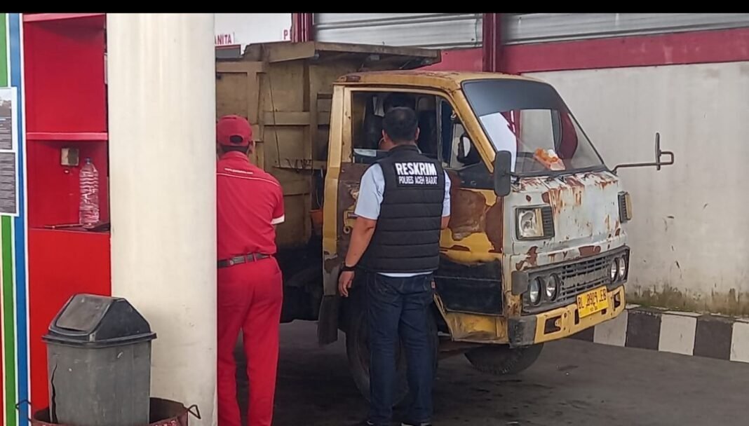Polres Aceh Barat Tertibkan Antrian Bahan Bakar Minyak Subsidi Jenis Solar Di Sejumlah SPBU Polres Aceh Barat Tertibkan Antrian Bahan Bakar Minyak Subsidi Jenis Solar Di Sejumlah SPBU