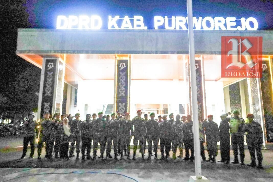 Patroli Gabungan TNI, FKPPI, Banser, dan Kokam Tingkatkan Keamanan Purworejo Patroli Gabungan TNI, FKPPI, Banser, dan Kokam Tingkatkan Keamanan Purworejo