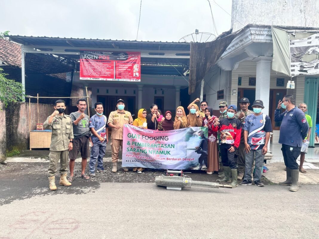 Camat Jombang Bersama Tiga Pilar Desa Ngampel Rejo Gencarkan Fogging dan PSN Camat Jombang Bersama Tiga Pilar Desa Ngampel Rejo Gencarkan Fogging dan PSN